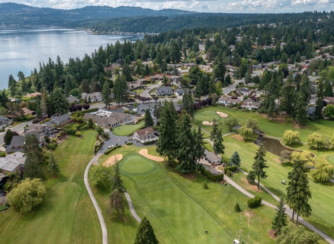 Tam o’Shanter, a Neighborhood Community with Abundant Amenities Tam o’Shanter Clubhouse and Golf Course with Surrounding Neighborhood