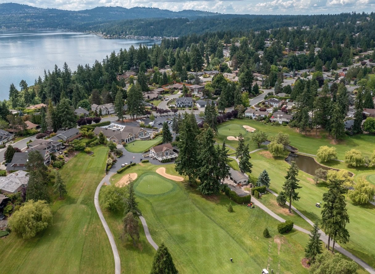 Tam o’Shanter Clubhouse and Golf Course with Surrounding Neighborhood