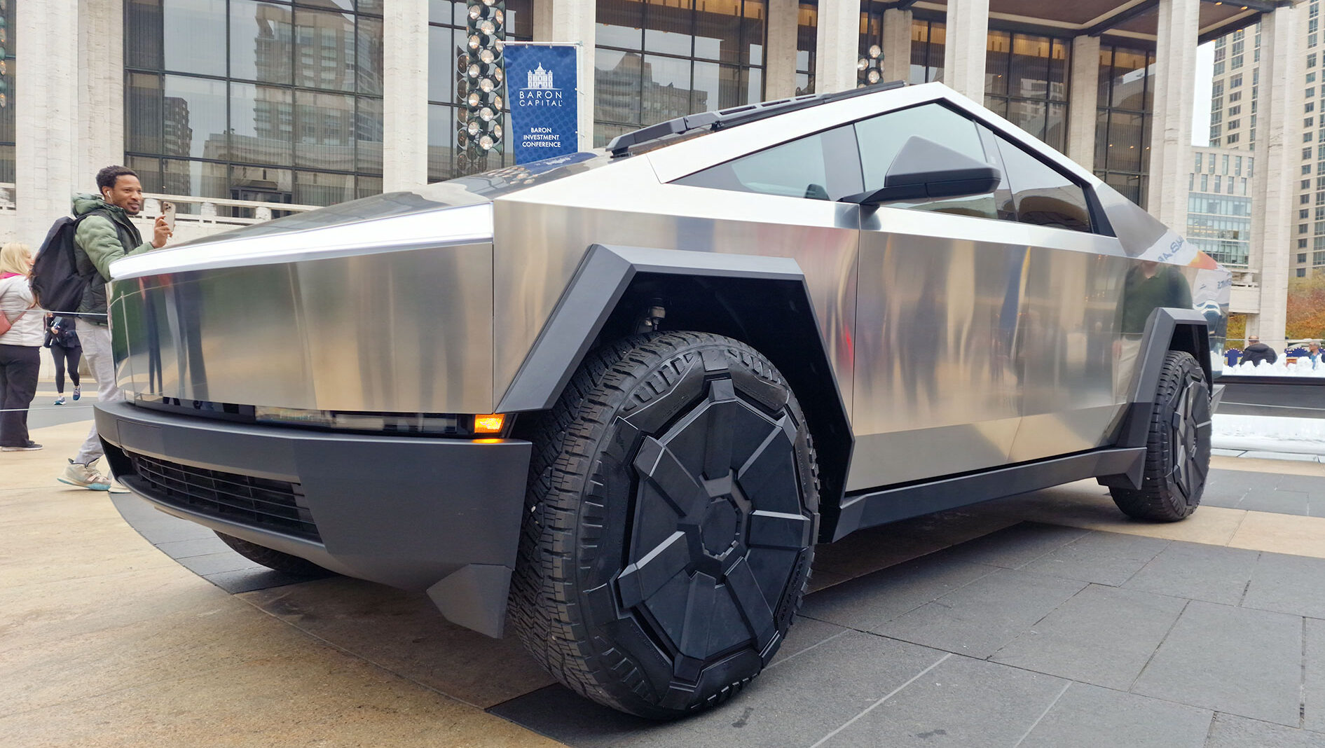 Tesla-Cybertruck-New-York-Baron-Display-8K-Video-F-1