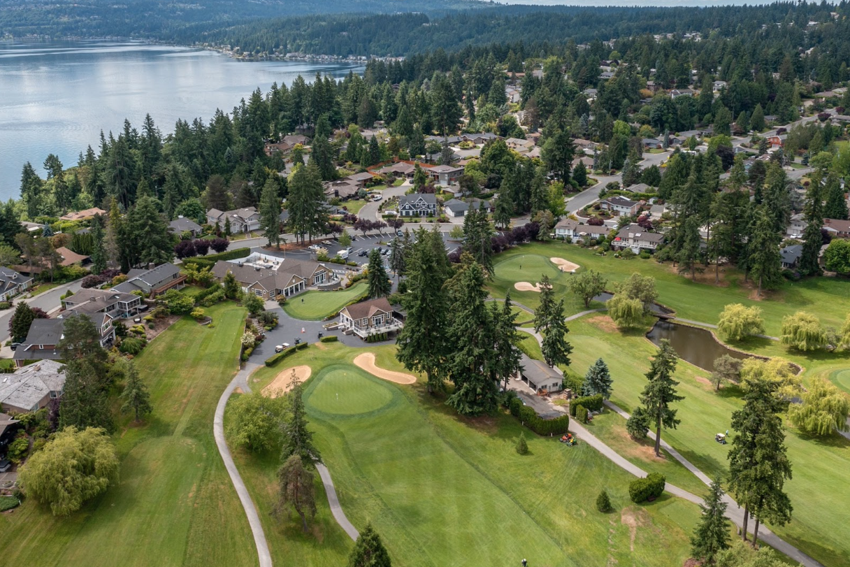 Tam o’Shanter Clubhouse and Golf Course with Surrounding Neighborhood